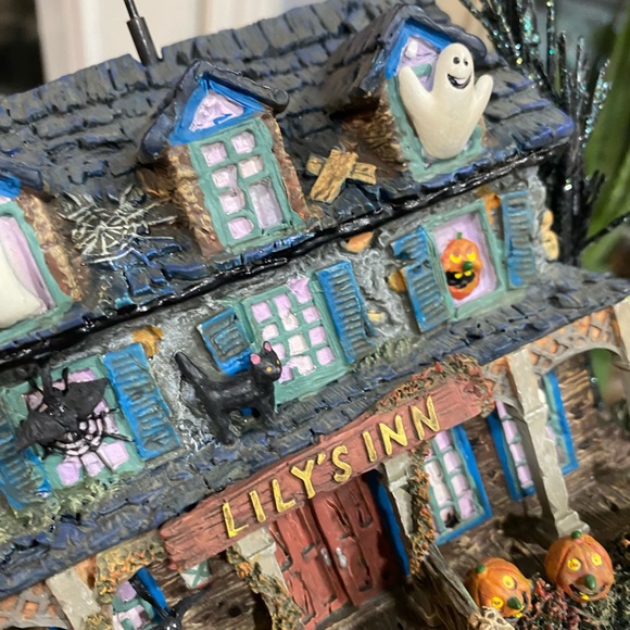 "Lily's Inn" The Munsters Halloween Village Hawthorne Village with COA - Picture 11 of 16